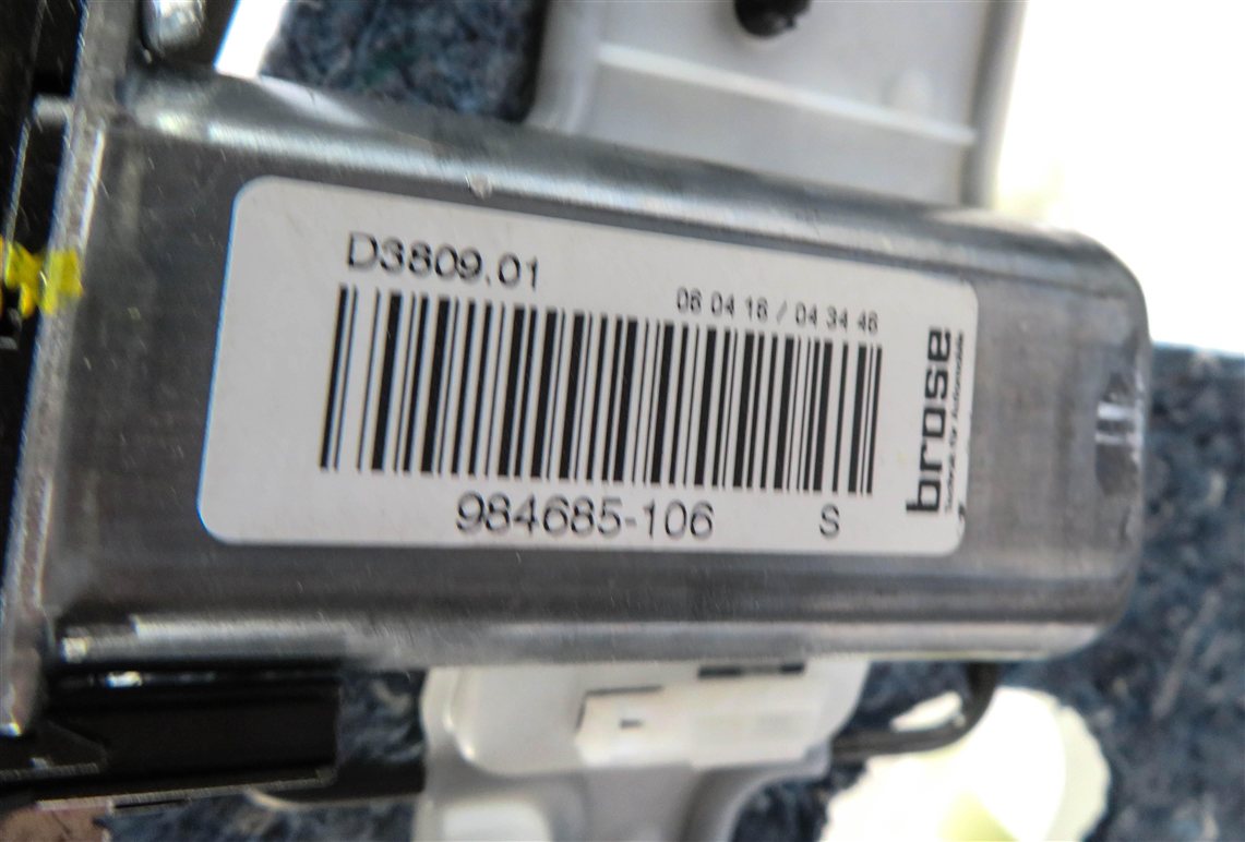 Thumbnail 6: 2016-2019 RANGE ROVER EVOQUE (L538) RIGHT FRONT PASSENGER SEAT TRACK w/ MOTORS