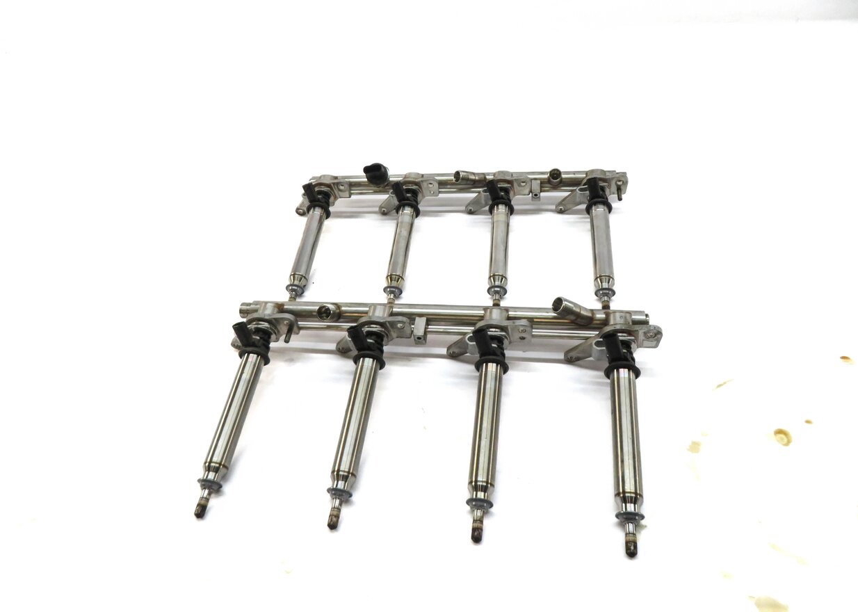 Thumbnail 2: 2013 MERCEDES CLS63 AMG (W218) 5.5L ENGINE LEFT & RIGHT FUEL RAIL w/ INJECTORS