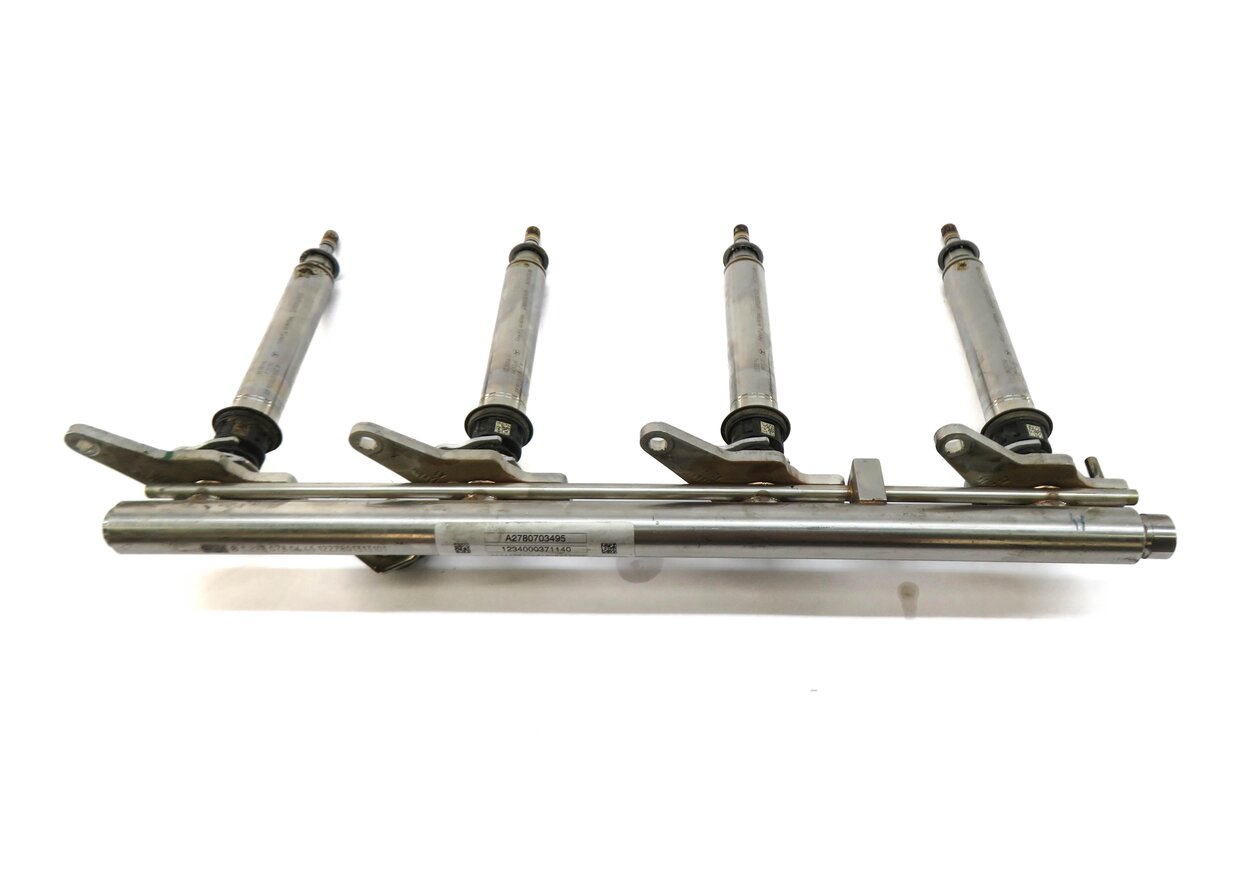 Thumbnail 4: 2013 MERCEDES CLS63 AMG (W218) 5.5L ENGINE LEFT & RIGHT FUEL RAIL w/ INJECTORS
