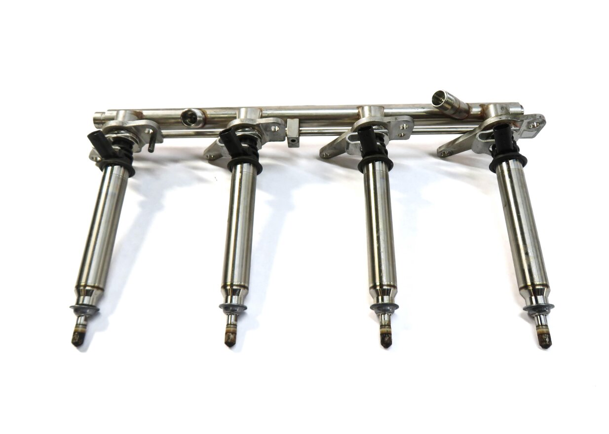 Thumbnail 6: 2013 MERCEDES CLS63 AMG (W218) 5.5L ENGINE LEFT & RIGHT FUEL RAIL w/ INJECTORS