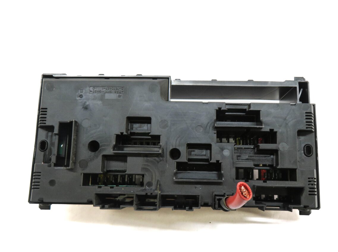 Thumbnail 3: 2011 BMW X3 (F25) FRONT POWER DISTRIBUTION FUSE BOX