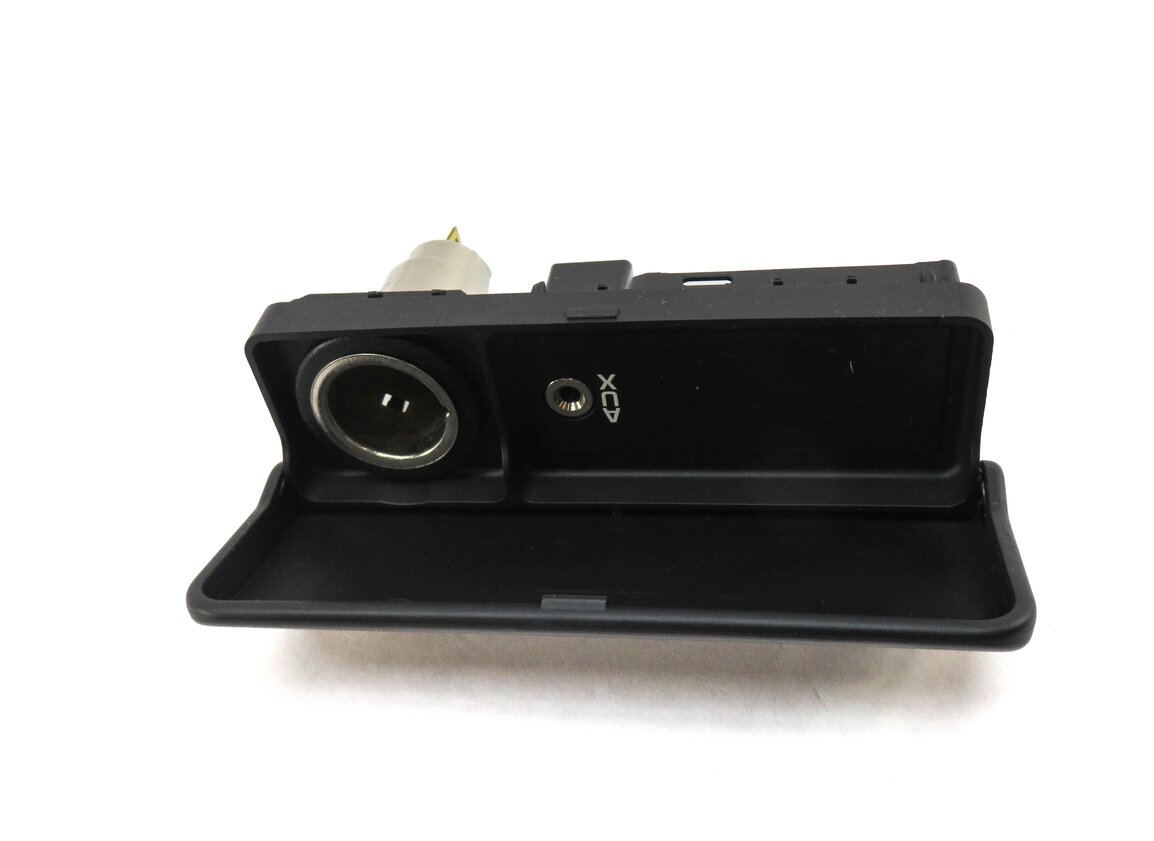 Thumbnail 2: 2013 RANGE ROVER SPORT (L320) RADIO STEREO AUXILIARY AUDIO IN INPUT JACK w/ 12v