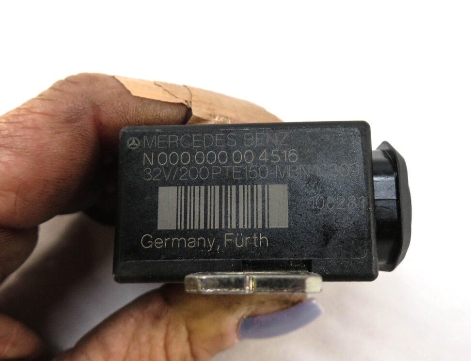 Thumbnail 4: 2011 MERCEDES GL350 (X164) BATTERY OVERLOAD PROTECTION FUSE