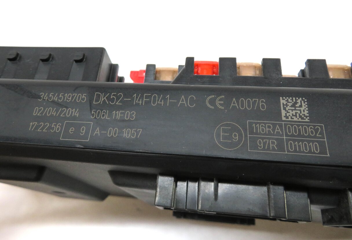 Thumbnail 4: 2014 RANGE ROVER (L405) RIGHT PASSENGER DASH POWER JUNCTION RELAY FUSE BOX