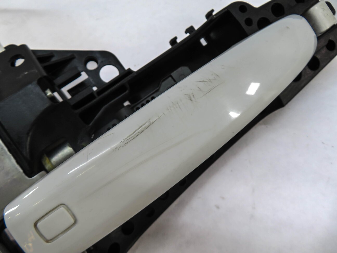 Thumbnail 6: 09-17 AUDI A4 S4 Q5 ALLROAD (B8 8K 8R) LEFT FRONT KEYLESS DOOR HANDLE (WHITE)