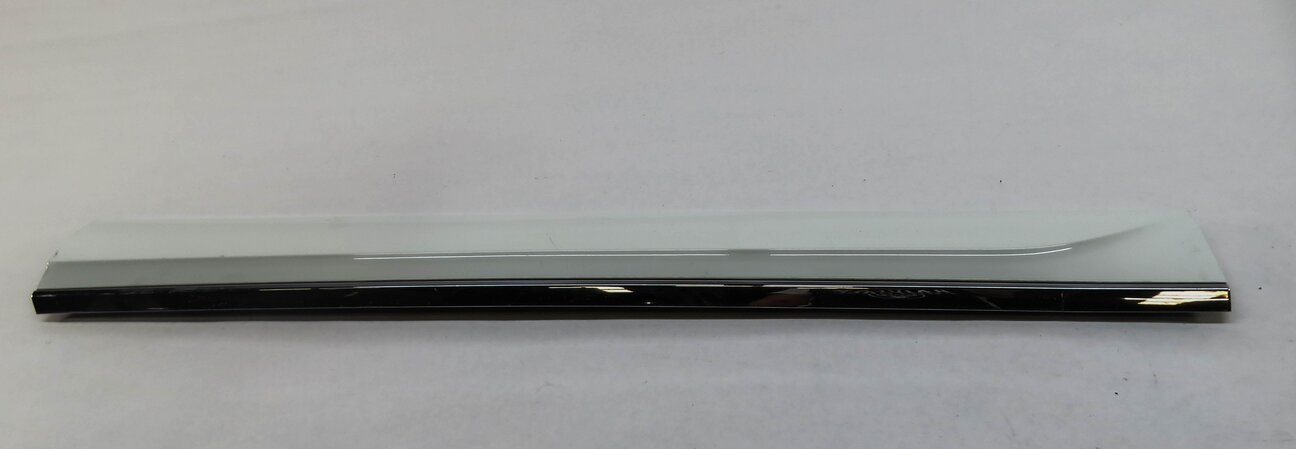 Thumbnail 3: 2013 AUDI Q5 (B8 8R) LEFT FRONT DRIVER DOOR MOULDING RUNNER TRIM PANEL (WHITE)