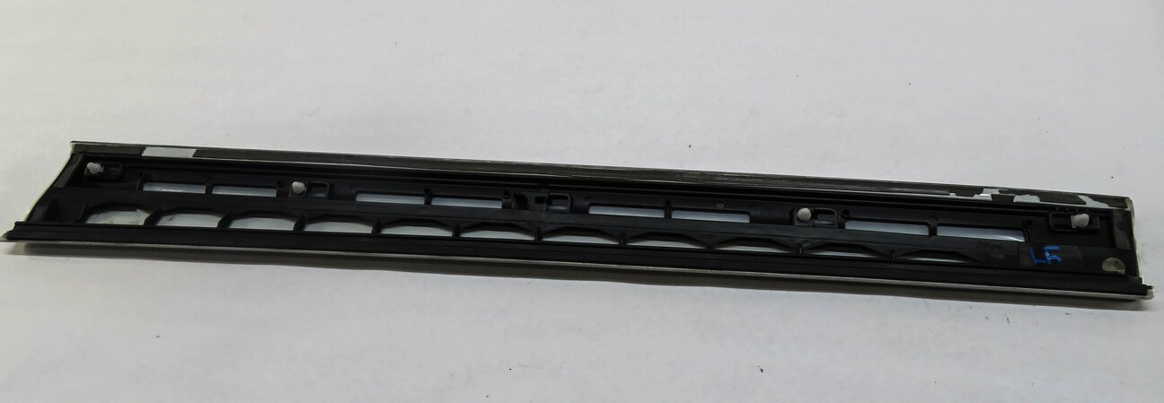 Thumbnail 4: 2013 AUDI Q5 (B8 8R) LEFT FRONT DRIVER DOOR MOULDING RUNNER TRIM PANEL (WHITE)