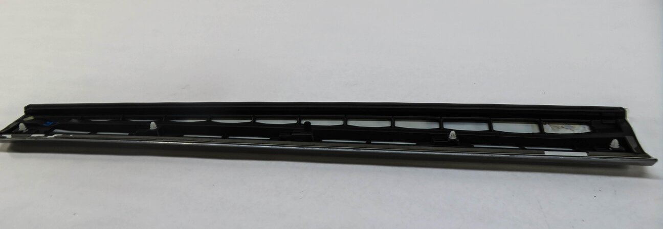 Thumbnail 5: 2013 AUDI Q5 (B8 8R) LEFT FRONT DRIVER DOOR MOULDING RUNNER TRIM PANEL (WHITE)