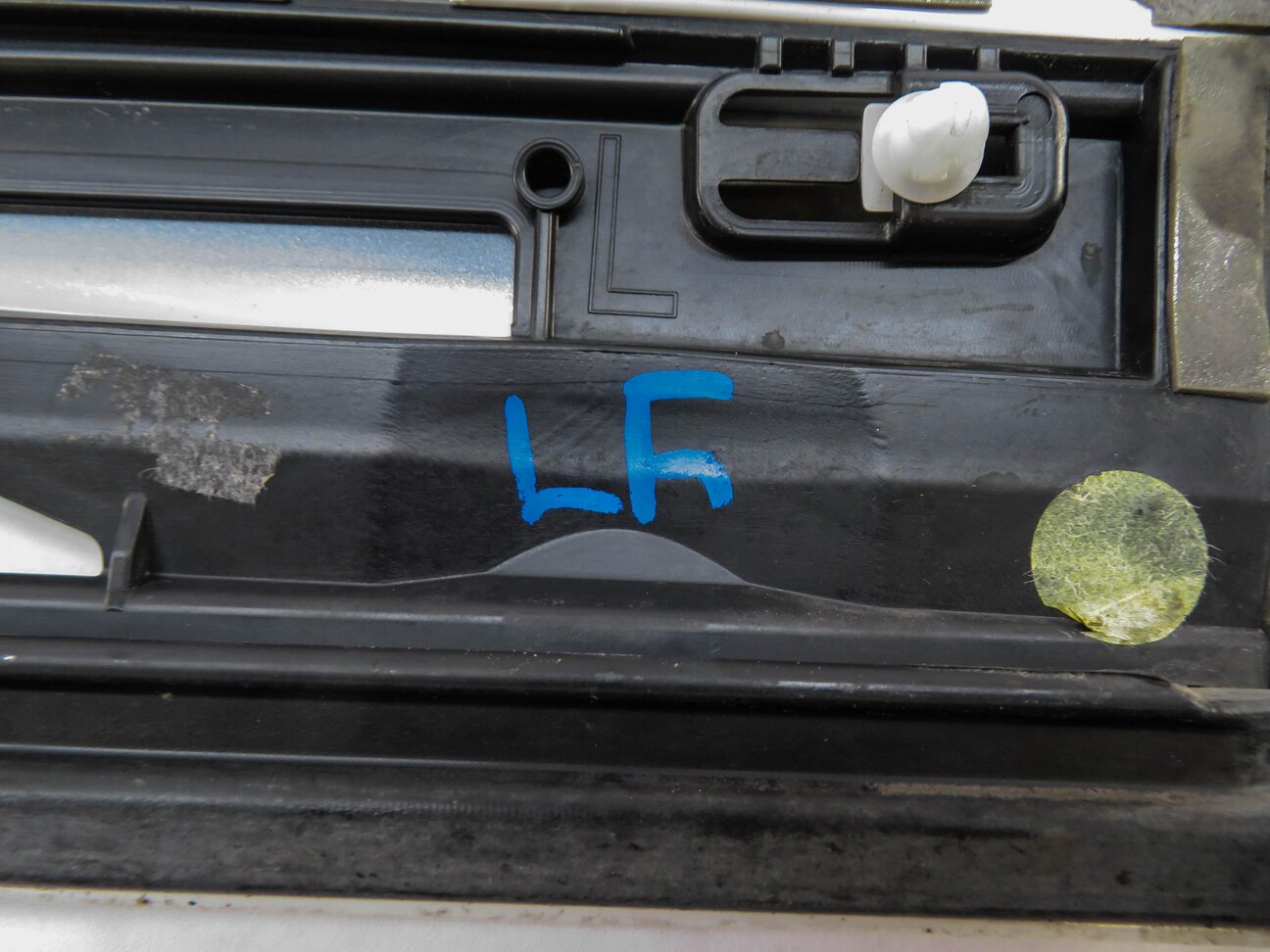 Thumbnail 6: 2013 AUDI Q5 (B8 8R) LEFT FRONT DRIVER DOOR MOULDING RUNNER TRIM PANEL (WHITE)