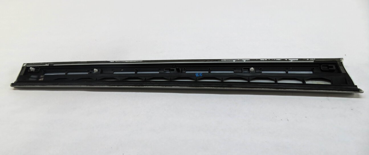 Thumbnail 4: 2013 AUDI Q5 (B8 8R) RIGHT FRONT PASSENGER DOOR MOULDING RUNNER TRIM (WHITE)