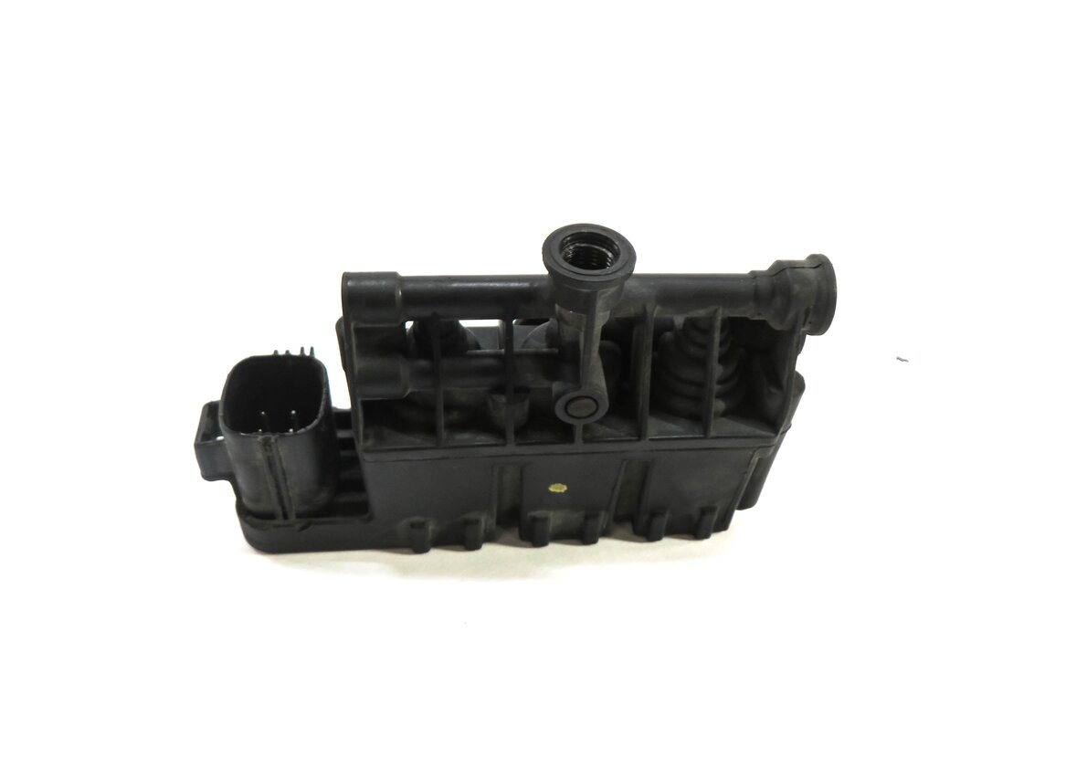 Thumbnail 3: 2008 RANGE ROVER SPORT (L320) AIR SUSPENSION TRANSFER RELIEF VALVE RVH00055