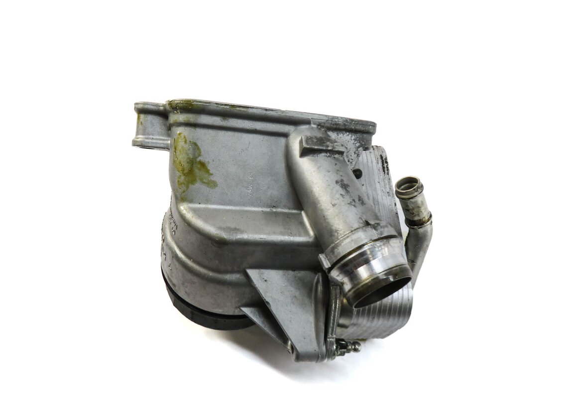 Thumbnail 5: 2006 BMW Z4 (E85) 3.0L N52 ENGINE OIL FILTER HOUSING