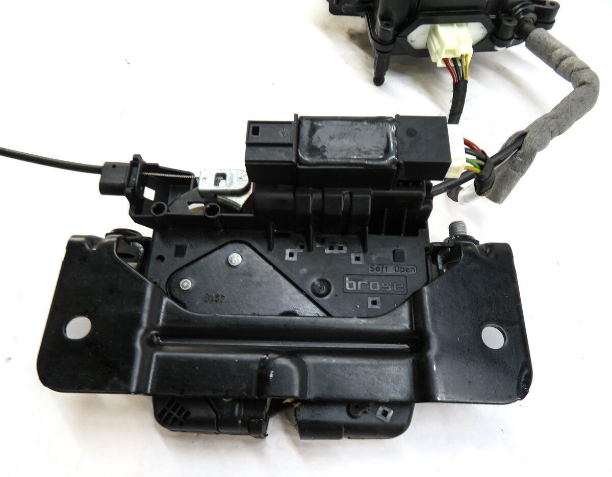 Thumbnail 7: 2011 BMW 550iGT (F07) REAR LOWER TRUNK LOCK LATCH ACTUATOR w/ SOFT CLOSE MOTOR