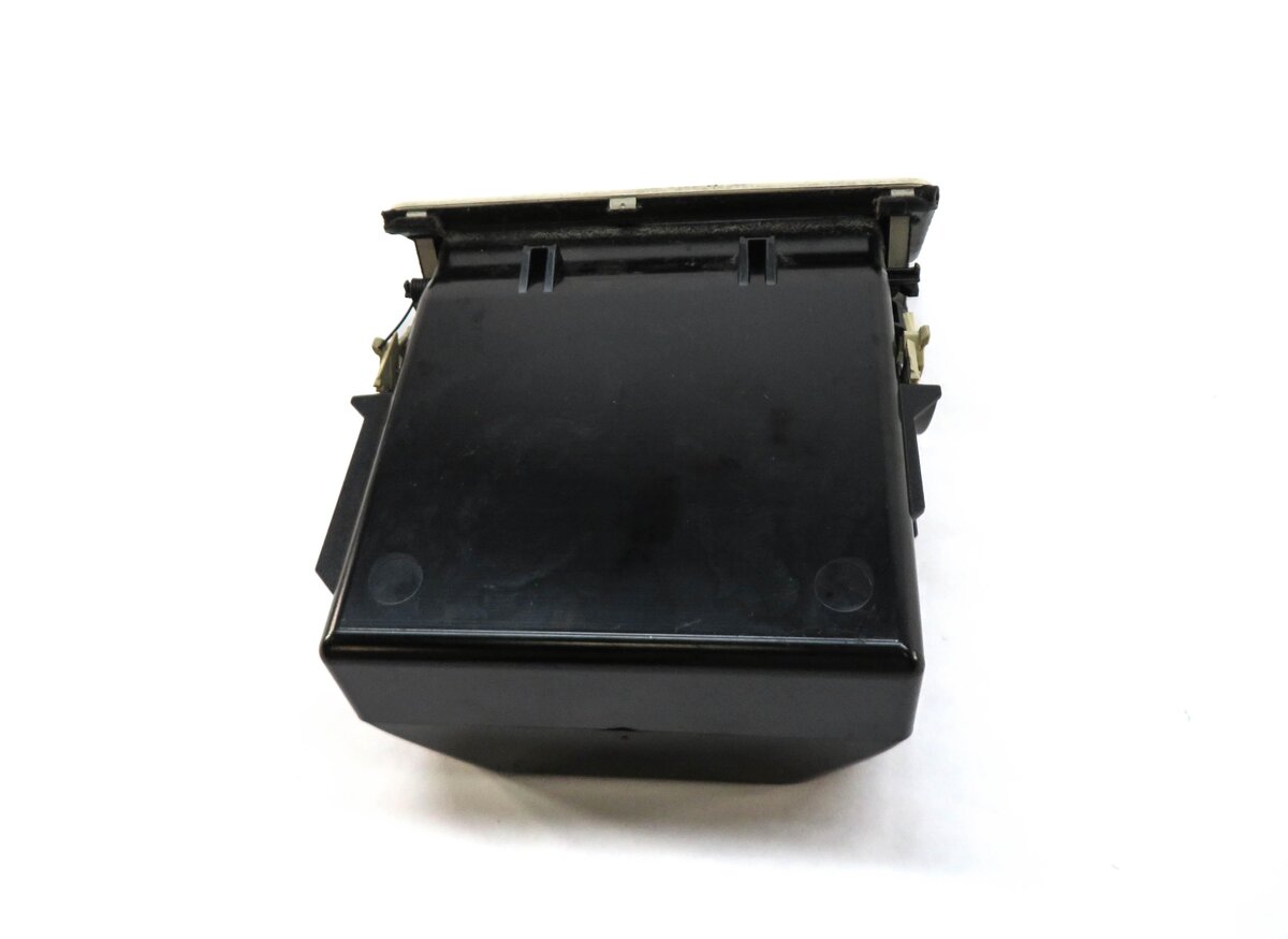 Thumbnail 3: 2011 BMW 550iGT (F07) LEFT DRIVER DASH STORAGE COMPARTMENT BOX (IVORY)