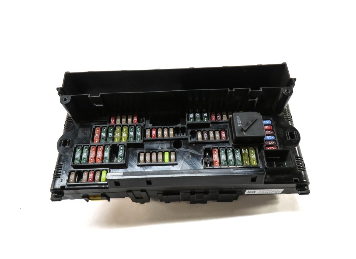 Thumbnail 2: 2011 BMW 550iGT (F07) FRONT POWER DISTRIBUTION FUSE BOX