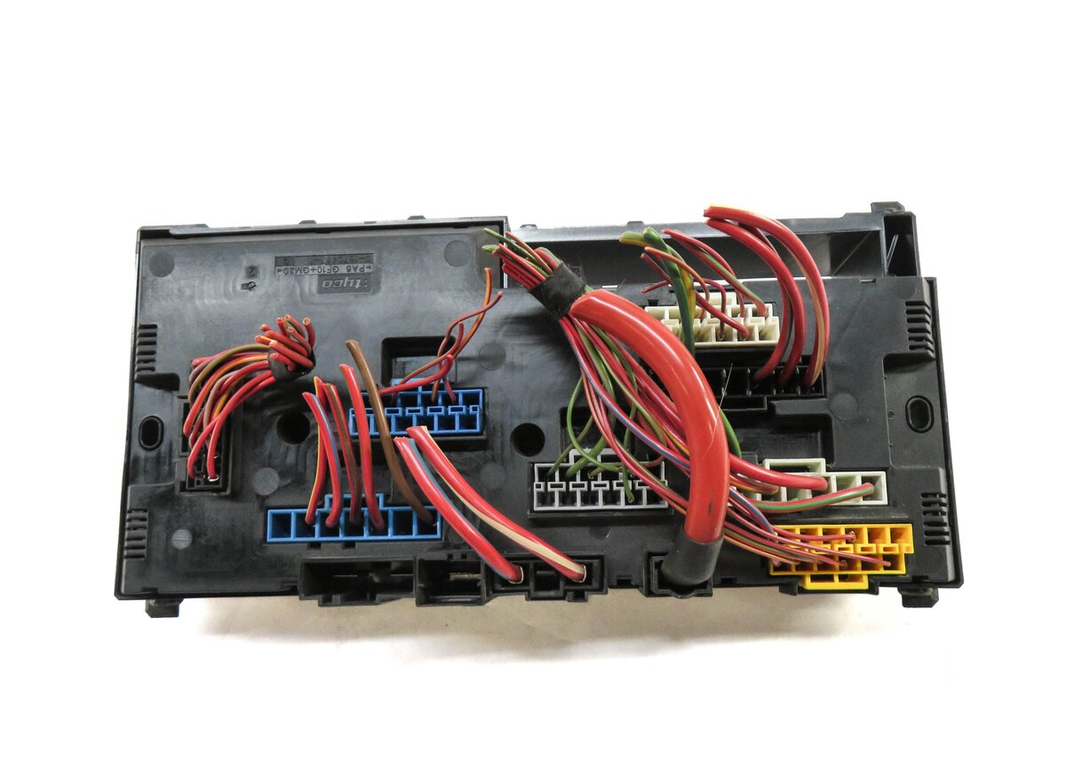 Thumbnail 3: 2011 BMW 550iGT (F07) FRONT POWER DISTRIBUTION FUSE BOX