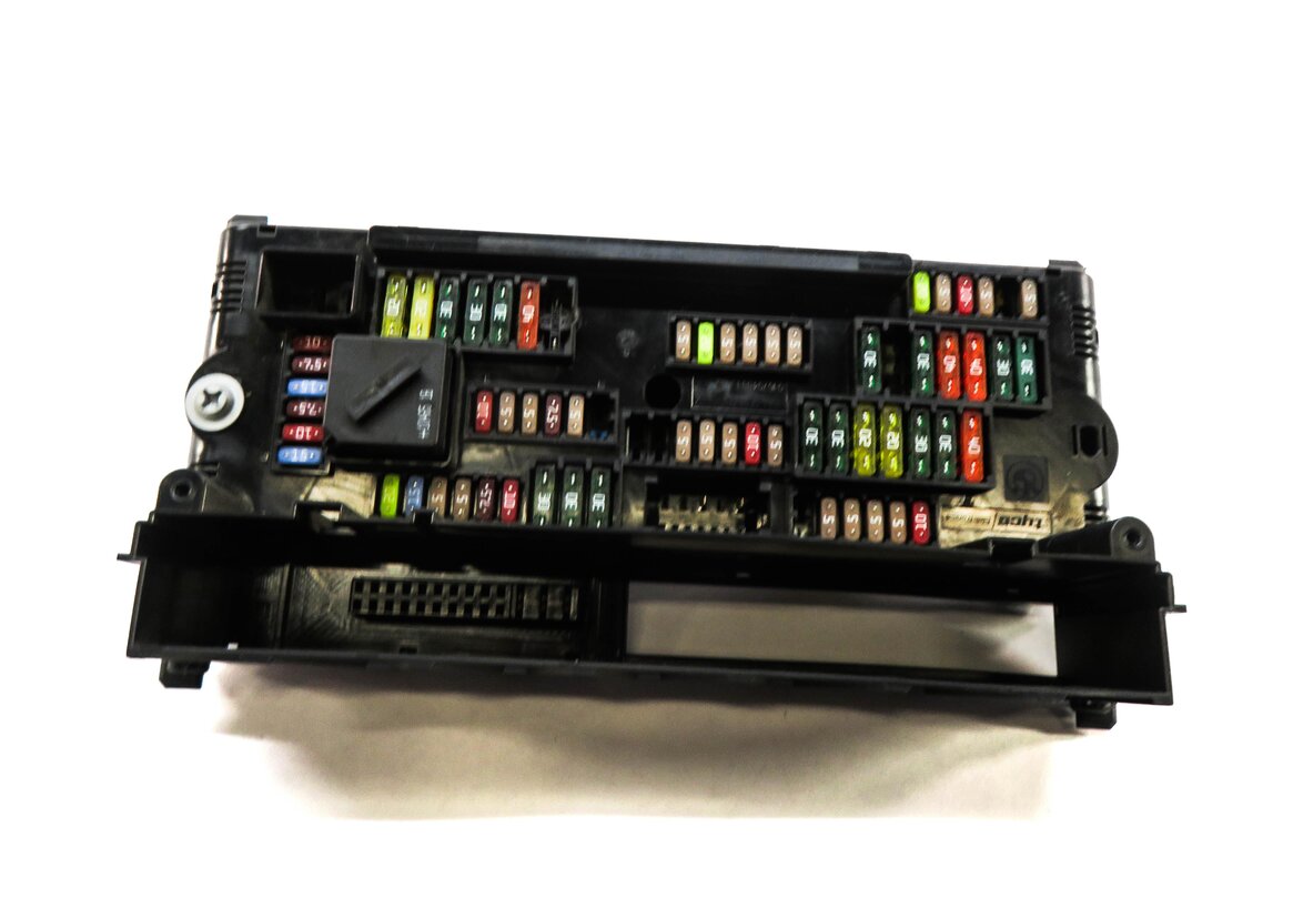 Thumbnail 2: 2011 BMW 535iGT (F07) FRONT POWER DISTRIBUTION RELAY FUSE BOX