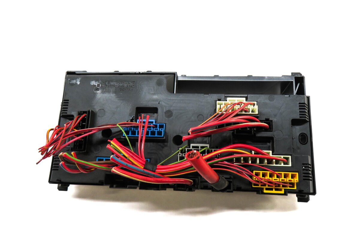 Thumbnail 3: 2011 BMW 535iGT (F07) FRONT POWER DISTRIBUTION RELAY FUSE BOX