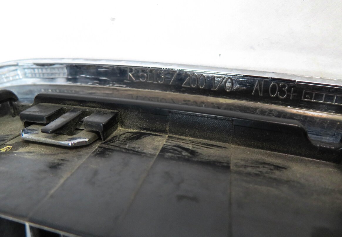 Thumbnail 5: 10-13 BMW 535iGT 550iGT (F07) FRONT LEFT & RIGHT HOOD VENT GRILLE SET-2 (CHROME)