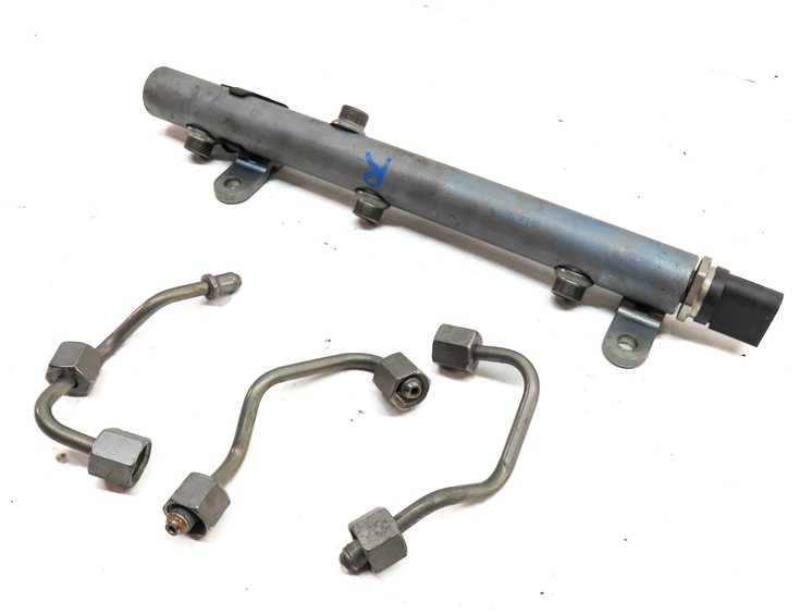 Thumbnail 2: 12 Mercedes ML350 (W166) 3.0T Diesel OM642 RIGHT ENGINE FUEL RAIL w/ LINES
