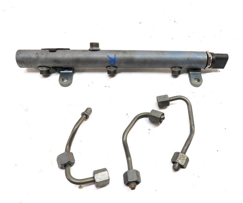 Thumbnail 3: 12 Mercedes ML350 (W166) 3.0T Diesel OM642 RIGHT ENGINE FUEL RAIL w/ LINES