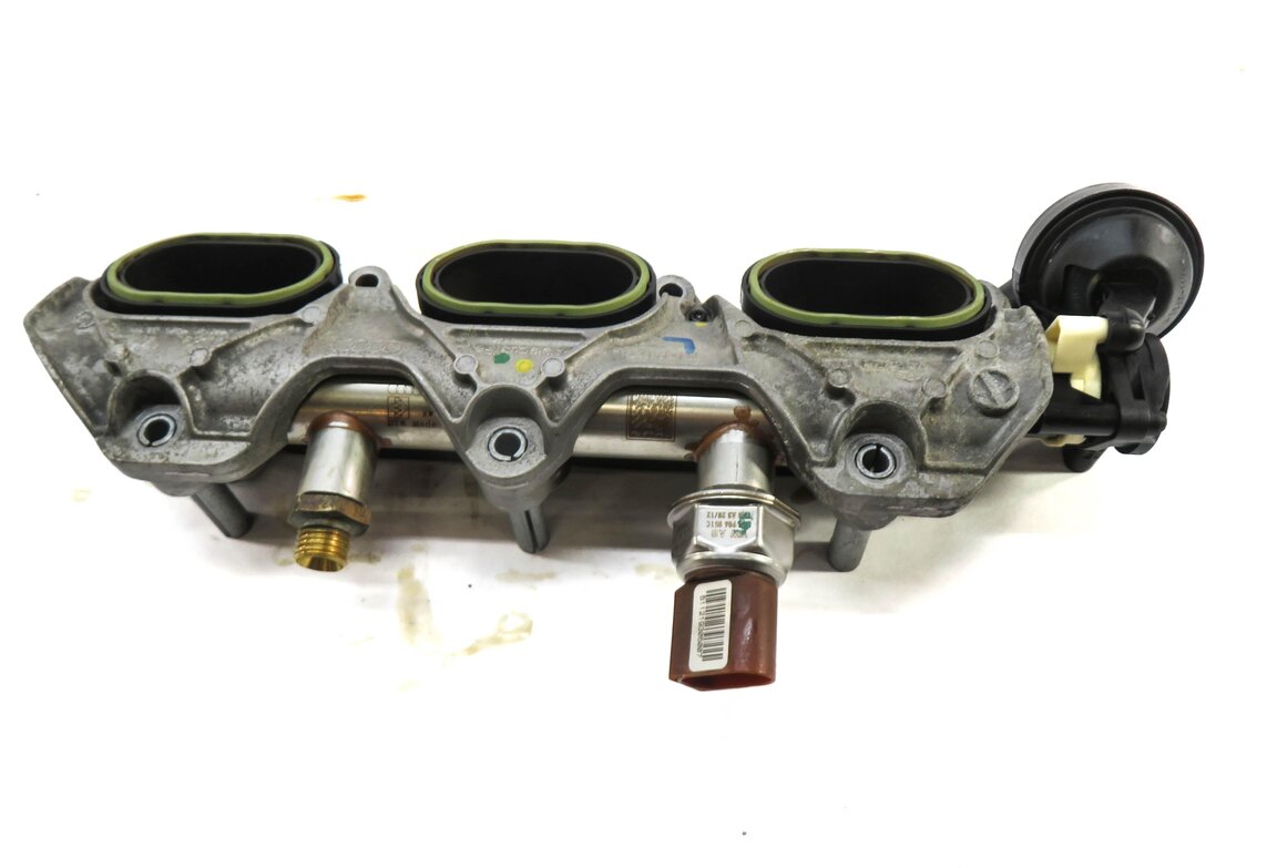 Thumbnail 3: 2014 AUDI Q7 (4L) 3.0L CTWB ENGINE LEFT LOWER INTAKE MANIFOLD DIFFUSER RAIL