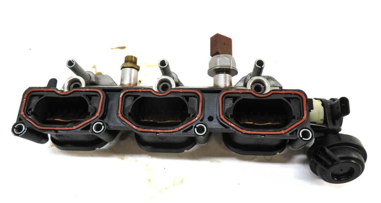 Thumbnail 4: 2014 AUDI Q7 (4L) 3.0L CTWB ENGINE LEFT LOWER INTAKE MANIFOLD DIFFUSER RAIL