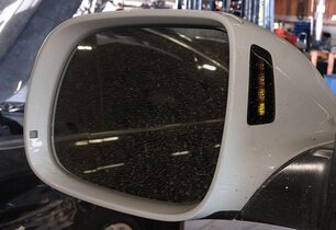 Thumbnail 2: 2013-2015 AUDI Q7 (4L) LEFT DRIVER P-FOLD BLIND SPOT DOOR MIRROR (CARRARA WHITE)