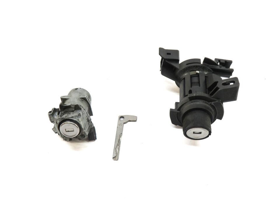 Thumbnail 2: 2016 MERCEDES SLK300 (R172) DRIVER DOOR LOCK & TRUNK LOCK CYLINDER w/ KEY SET
