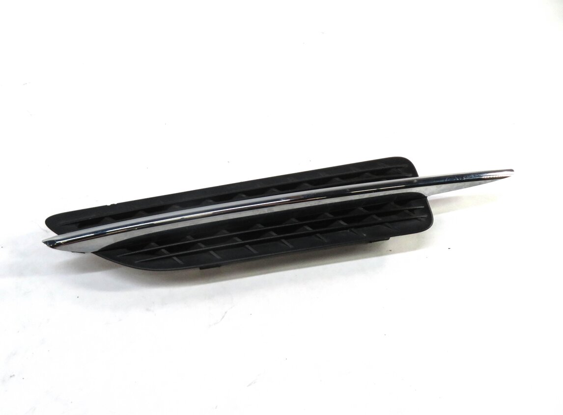 2016 MERCEDES SLK300 (R172) LEFT FRONT DRIVER FENDER GRILLE TRIM