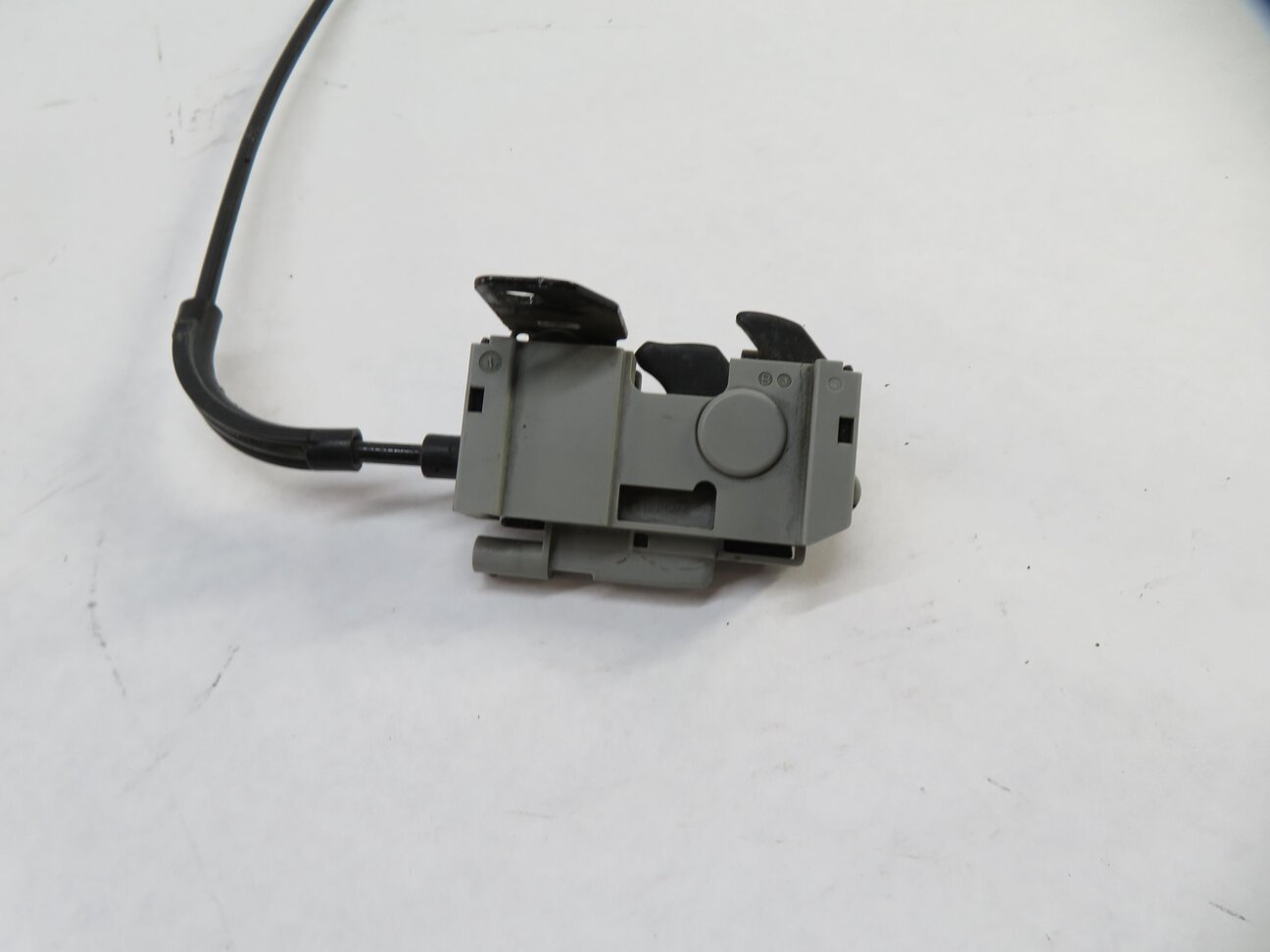 Thumbnail 3: 2016 MERCEDES SLK300 (R172) FRONT LEFT & RIGHT LOWER HOOD LOCK LATCH SET-2