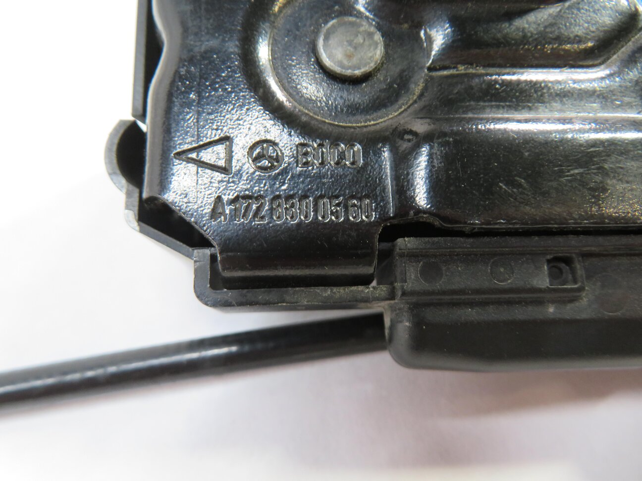 Thumbnail 6: 2016 MERCEDES SLK300 (R172) FRONT LEFT & RIGHT LOWER HOOD LOCK LATCH SET-2