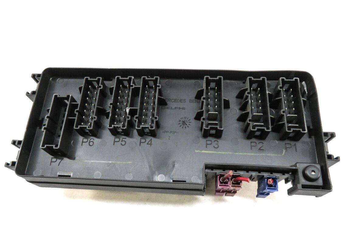 Thumbnail 3: 2008 MERCEDES GL450 (X164) REAR POWER DISTRIBUTION FUSE BOX