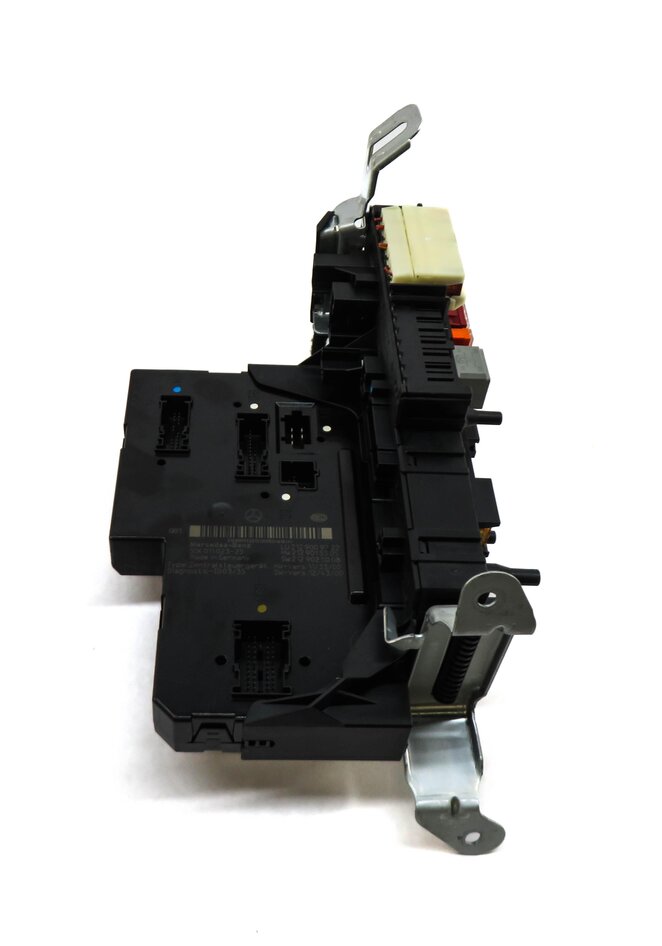 Thumbnail 2: 2014-2016 MERCEDES E CLS (C218 W212) REAR SIGNAL ACQUISITION CONTROL MODULE SAM
