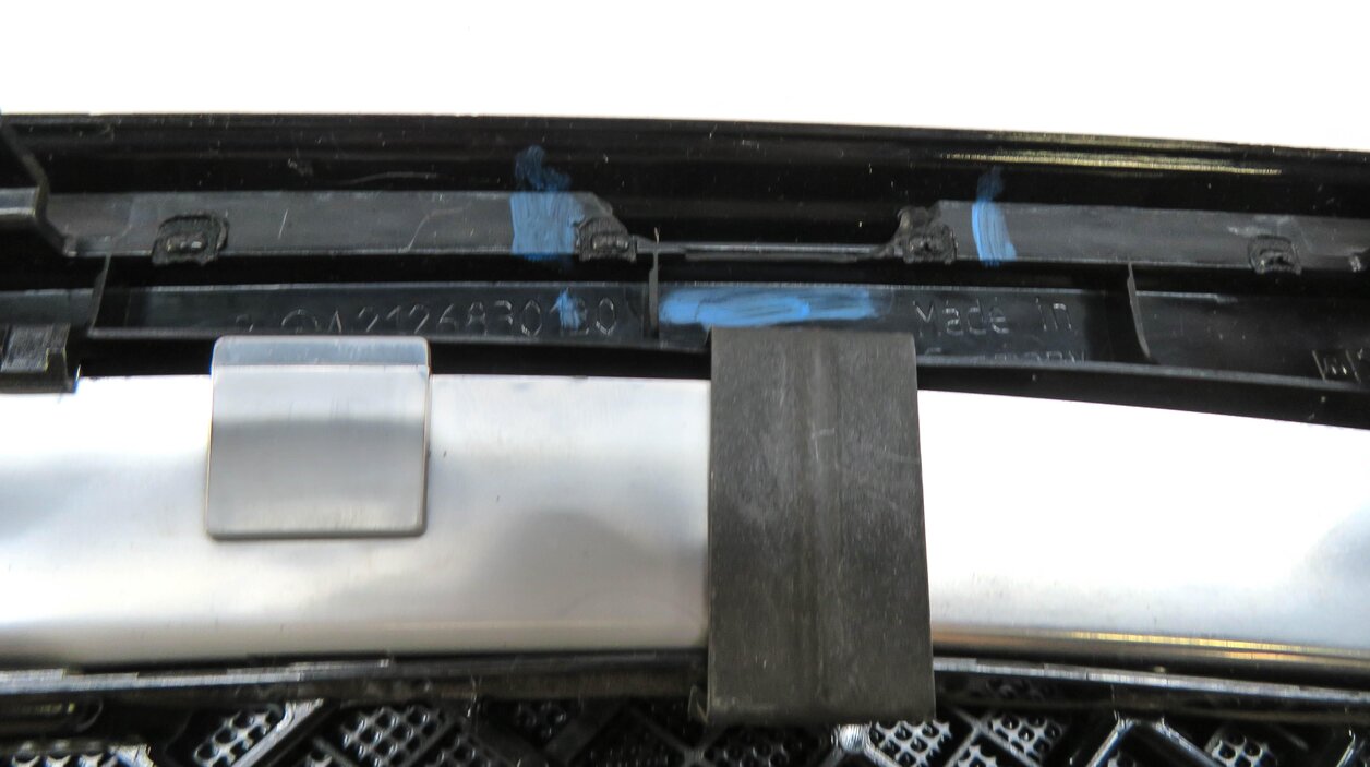 Thumbnail 6: 2014 MERCEDES E350 (W212) REAR 3rd THIRD BRAKE LIGHT STOP SIGNAL LAMP w/ TRIM