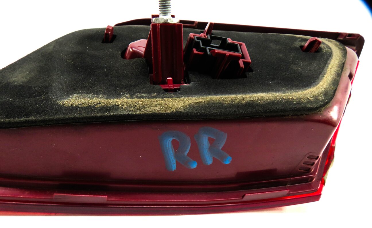 Thumbnail 2: 14-16 MERCEDES E-CLASS SEDAN W212 REAR RIGHT INNER LED TAILLIGHT TAIL LIGHT LAMP