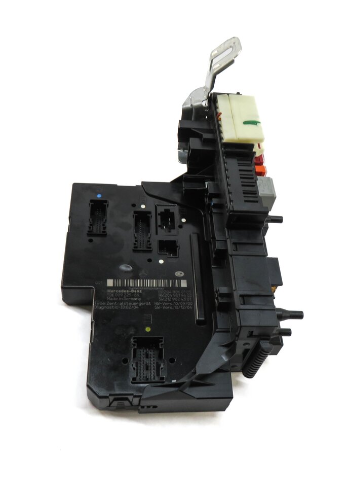 Thumbnail 2: 2012 MERCEDES C250 (W204) REAR SIGNAL ACQUISITION CONTROL MODULE FUSE BOX SAM
