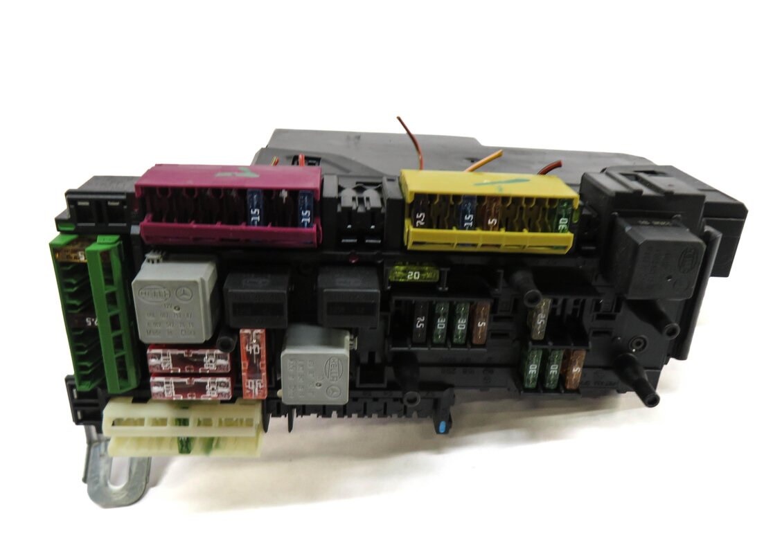 Thumbnail 4: 2012 MERCEDES C250 (W204) REAR SIGNAL ACQUISITION CONTROL MODULE FUSE BOX SAM