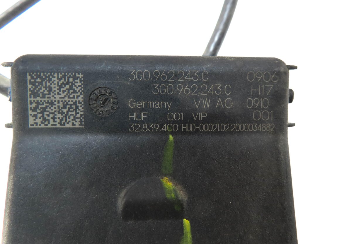 Thumbnail 4: 2020 AUDI Q5 (FY 80A) REAR TRUNK SMART OPENER MODULE KICK PLATE w/ ANTENNAS