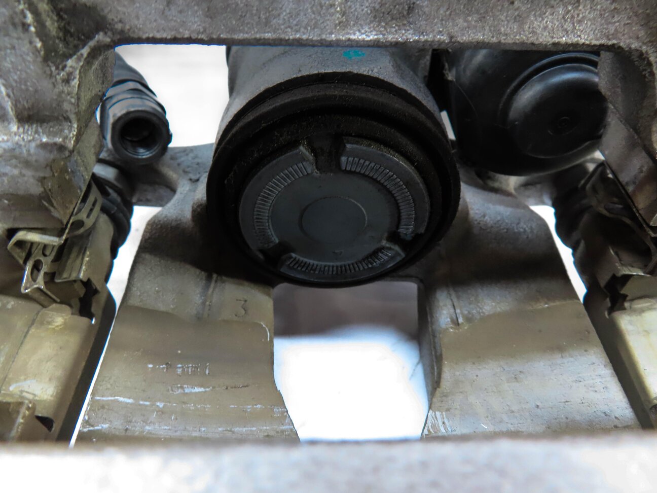 Thumbnail 6: 2018-2020 AUDI Q5 (FY 80A) REAR RIGHT PASSENGER BRAKE CALIPER w/ ACTUATOR MOTOR