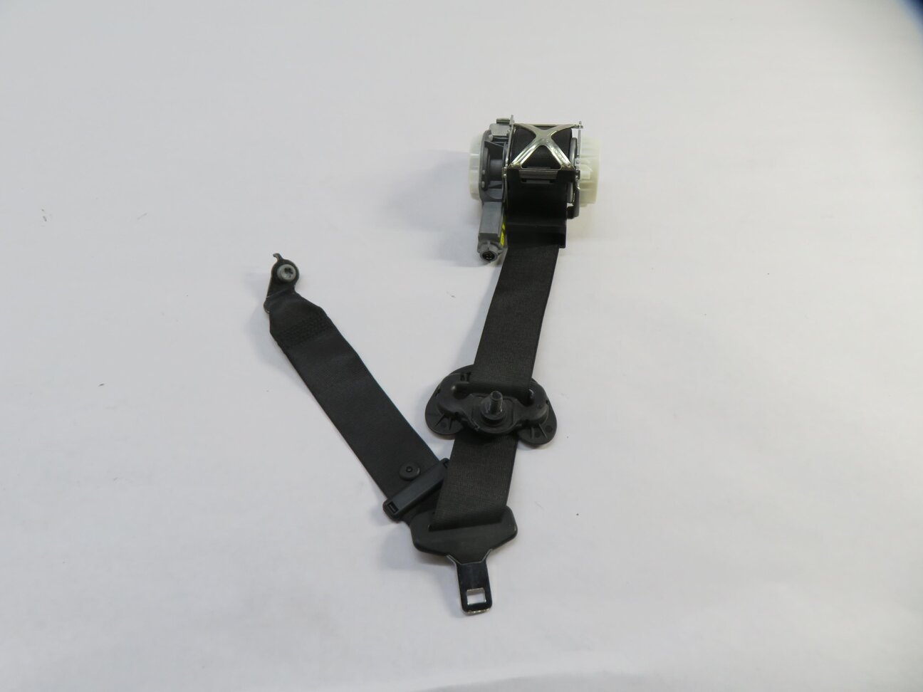 Thumbnail 1: 14-19 BMW 320i 328i 330i 335i (F30 F31) RIGHT FRONT SEATBELT RETRACTOR (BLACK)