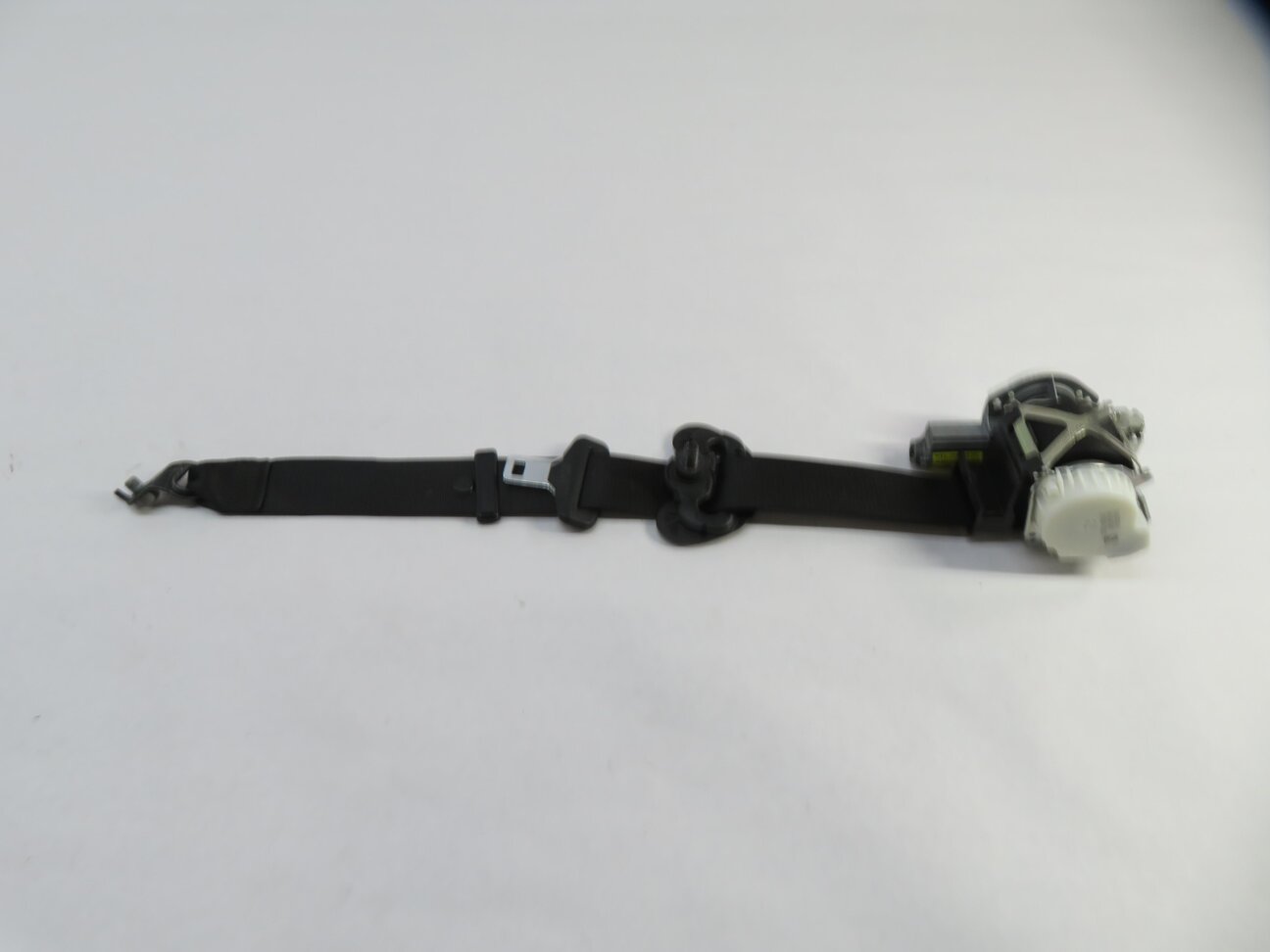 Thumbnail 3: 14-19 BMW 320i 328i 330i 335i (F30 F31) RIGHT FRONT SEATBELT RETRACTOR (BLACK)