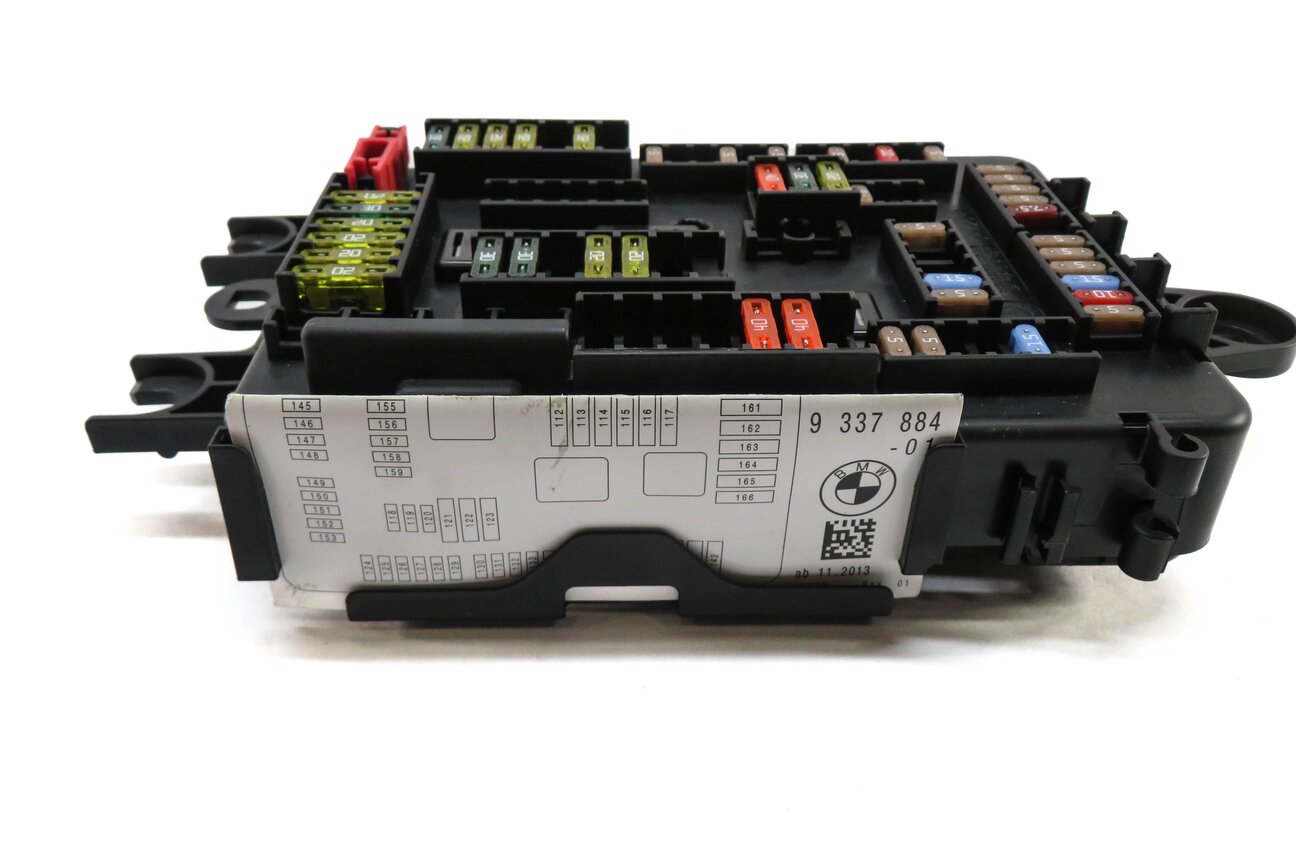 Thumbnail 3: 2014 BMW 328i (F30) DIESEL - REAR POWER JUNCTION RELAY FUSE BOX