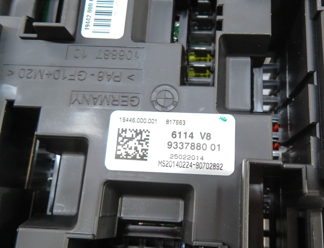 Thumbnail 6: 2014 BMW 328i (F30) DIESEL - REAR POWER JUNCTION RELAY FUSE BOX
