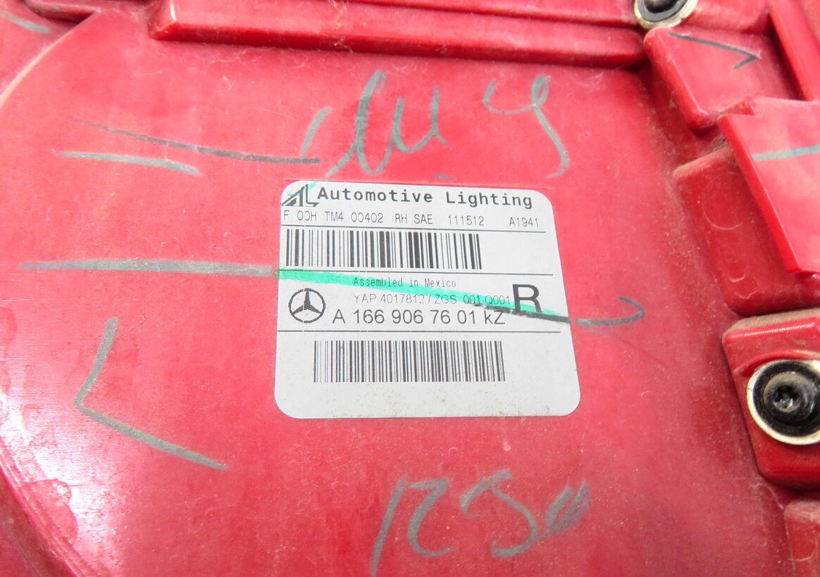 Thumbnail 5: 13-16 MERCEDES GL350 GL450 GL550 (X166) RIGHT REAR TAILLIGHT BRAKE LIGHT LAMP