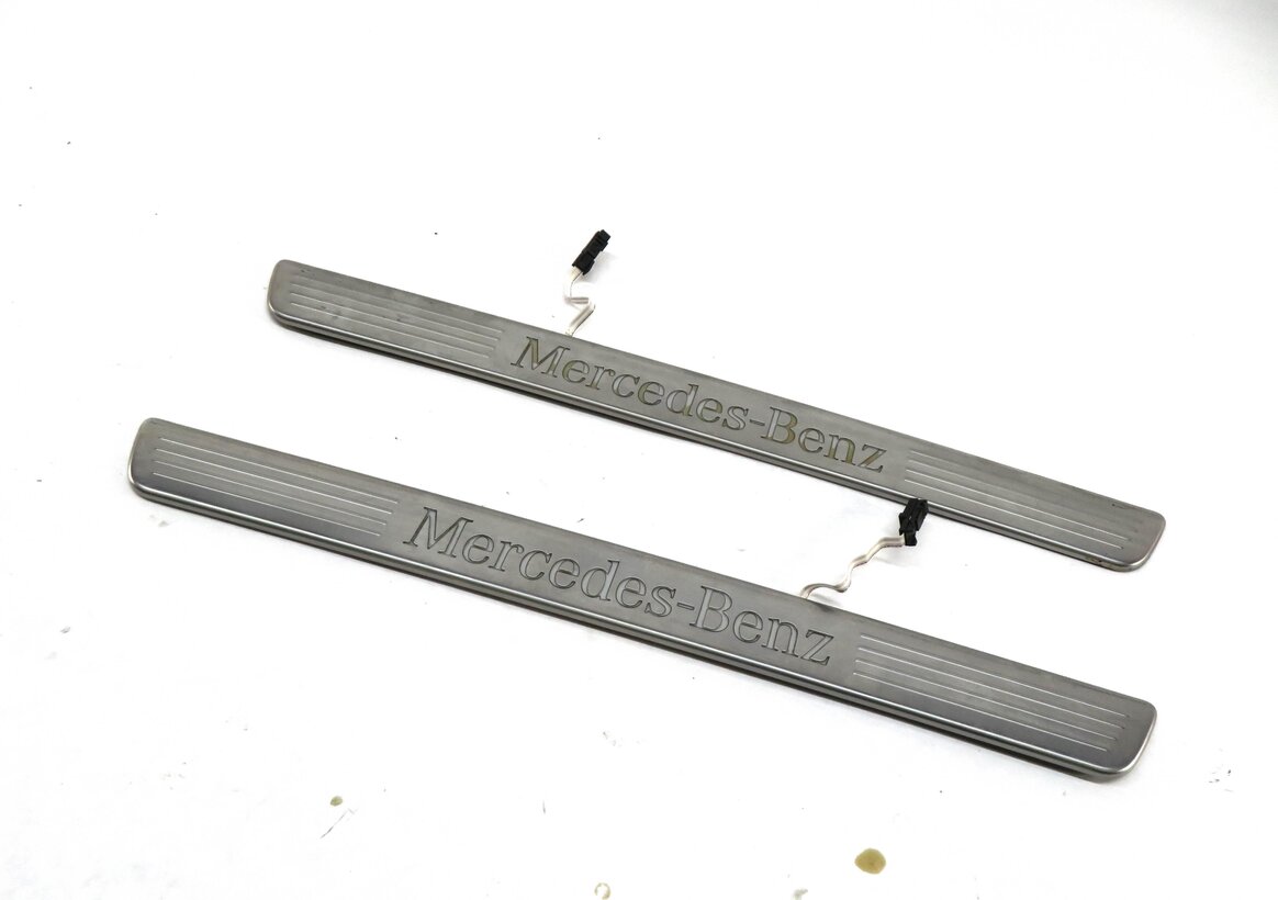 2013 MERCEDES GL450 (X166) FRONT LEFT & RIGHT LIGHTED DOOR SILL SCUFF TRIM SET
