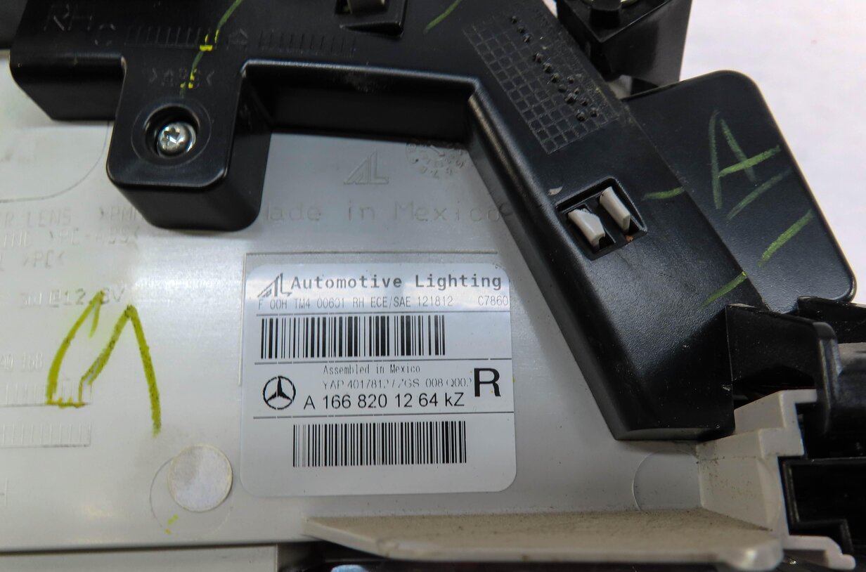 Thumbnail 5: 13-16 MERCEDES GL350 GL450 GL550 (X166) RIGHT REAR INNER TAILLIGHT LIGHT LAMP