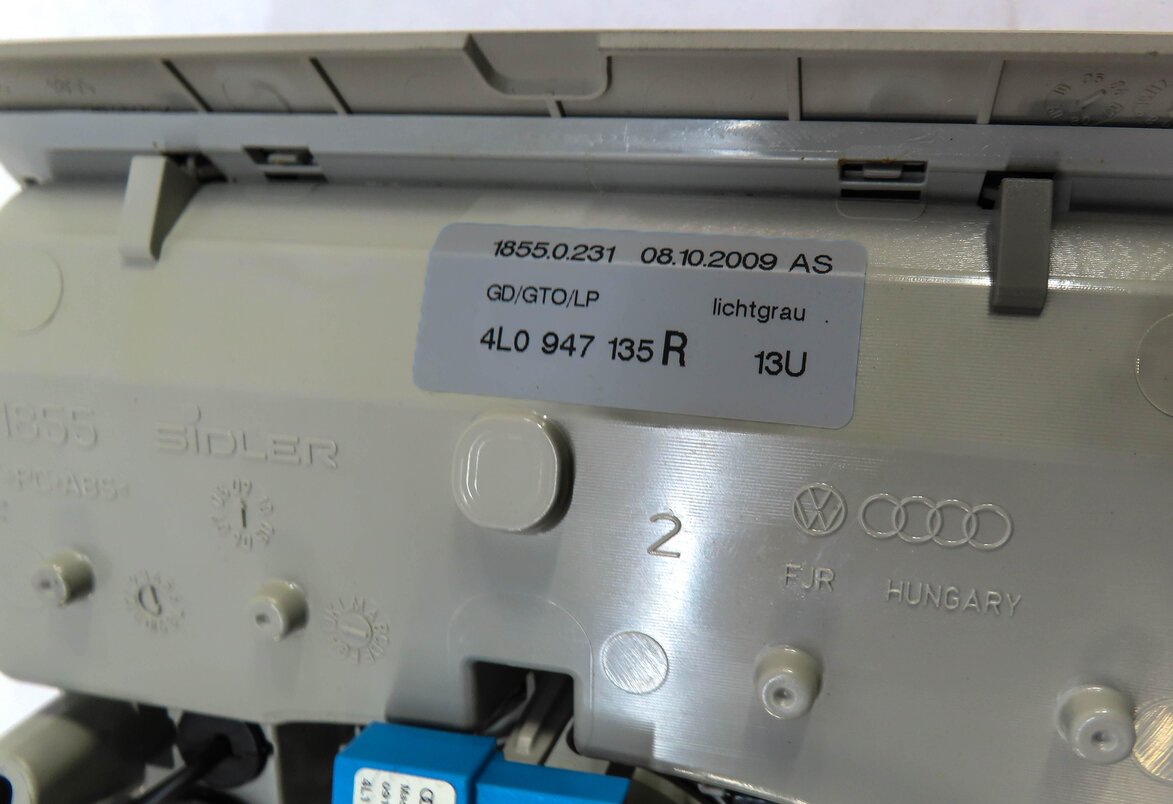 Thumbnail 6: 2010 AUDI Q7 (4L) FRONT DOMELIGHT MAP READING COURTESY DOME LIGHT LAMP (GRAY)
