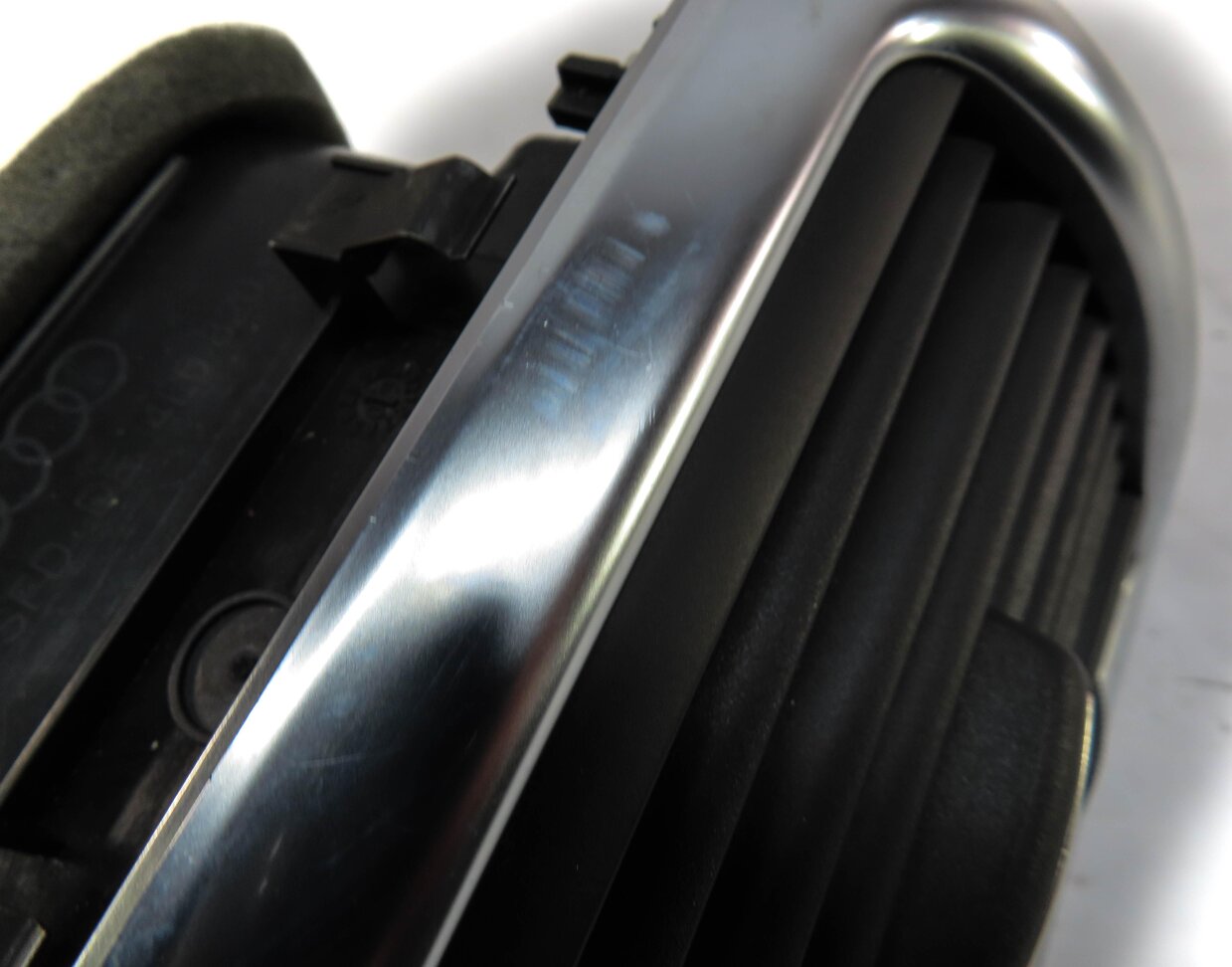 Thumbnail 5: 2010 AUDI Q7 (4L) FRONT CENTER DASH HEATER A/C AIR VENT w/ HAZARD SWITCH BUTTON