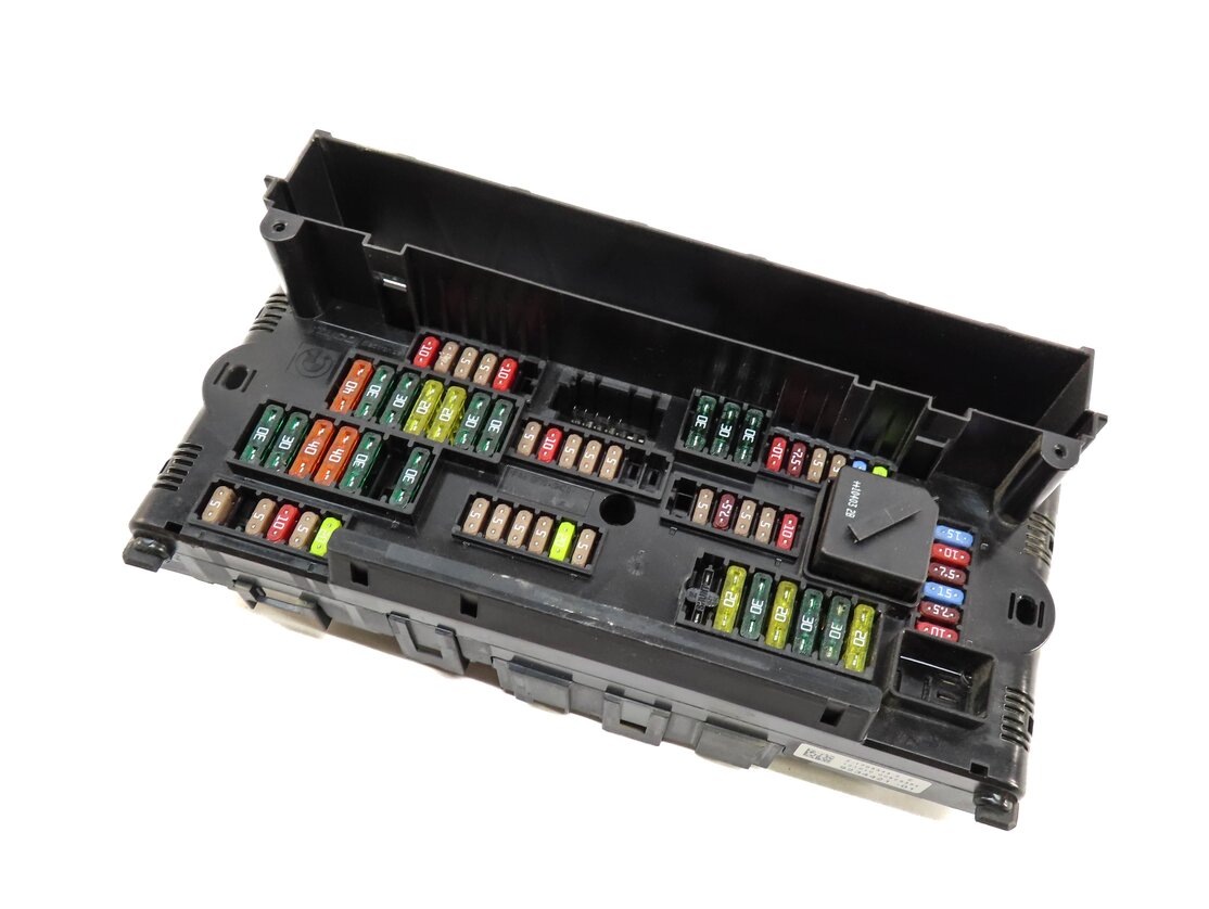 2011 BMW 535i (F10) FRONT POWER DISTRIBUTION FUSE BOX